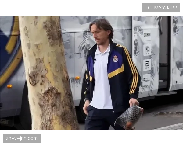 莫德里奇买菜兜里那几张卡,我猜普通人一辈子都刷不到吧? 莫德里奇买菜兜里那几张卡,我猜普通人一辈子都刷不到吧?